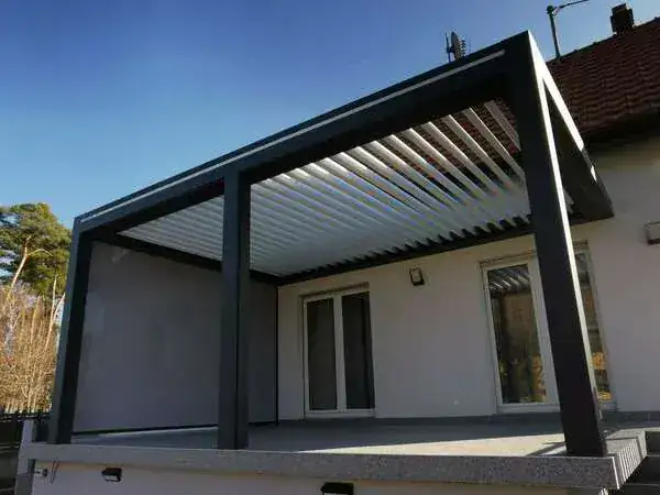 Pergola bioclimatique à lames orientables